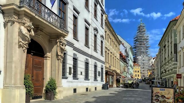 In der Altstadt. Das eingerüstete Michaelertor ist das einzige erhaltene Tor der mittelalterlichen Stadtbefestigung.
