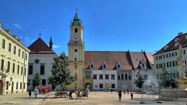 Hauptplatz mit dem Turm das alten Rathauses, vorn der Maximiliansbrunnen (1572).