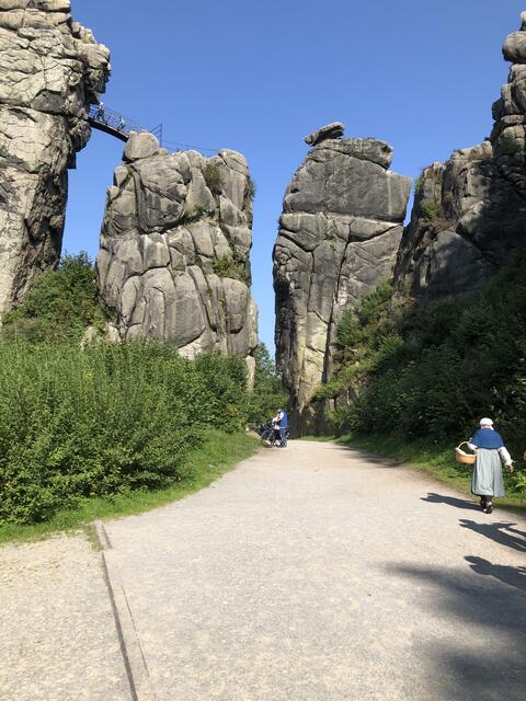 Externsteine von hinten, die Magd geht auf den Hof zurück | Foto: Umbehaue