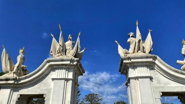 Die Skulpturen der Rüstungen weisen auf die Funktion der Burg als Kaserne am Anfang des 19. Jahrhunderts.
