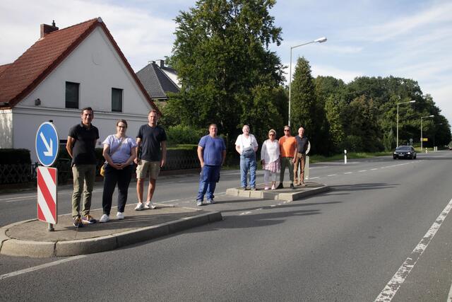 Die Querungshilfe vermittele auch nur eine trügerische Sicherheit, so die Anwohner aus Beckinghausen, denn schon erlebten sie hier die Kollision eines Autos mit der Insel in der Fahrbahnmitte.