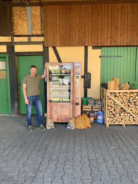 Gerhard Rohe verkauft auch Grillkohle, Brennholz und Kartoffeln mit einer Selbstbedienungskasse.
Foto: Lara Ostfeld