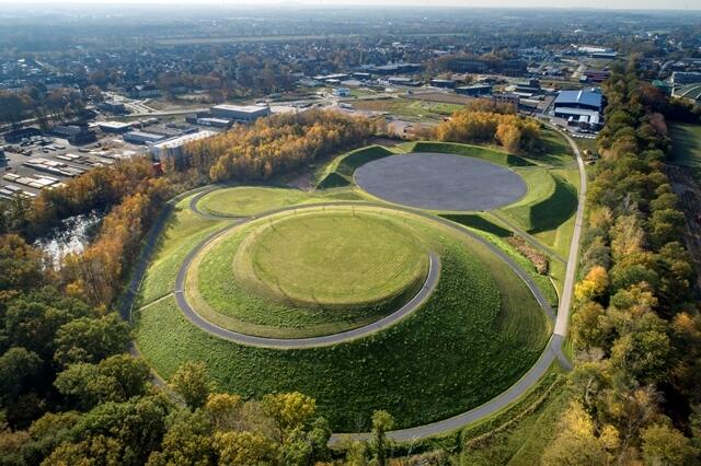Begehbares Hügelbauwerk mit Festarena. | Foto: Stachelhaus