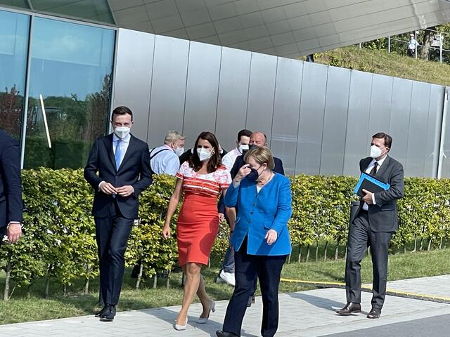 Angela Merkel wurde von den Geschäftsführern in Empfang genommen. Foto: Anja Jungvogel