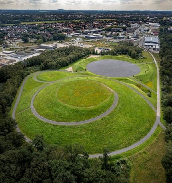 Drohnenaufnahme der Fürst Leopold Arena mit Hügel. | Foto: Stachelhaus