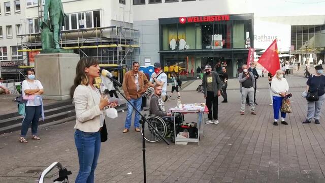 Gabi Fechtner, Direktkandidatin der Internationalistischen Liste/MLPD im Wahlkreis 119 am offenen Mikrofon der Essener Montagsdemo. Die gelernte Werkzeugmechanikerin ist auch Parteivorsitzende der MLPD.