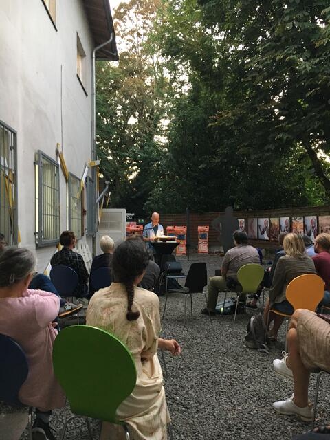 Lesungen im malerischen Innenhof der Kunstvilla Schmitz-Scholl in der Ruhrstraße 3 am Innenstadtpark "Ruhranlage"