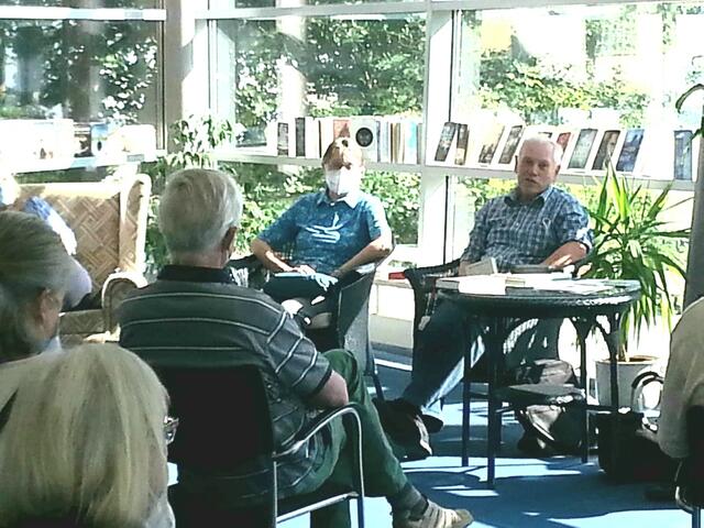 Wolfgang Seebacher (rechts im Bild) las Geschichten von Ephraim Kishon, unterbrochen mit Gedichten von Heinz Erhardt.