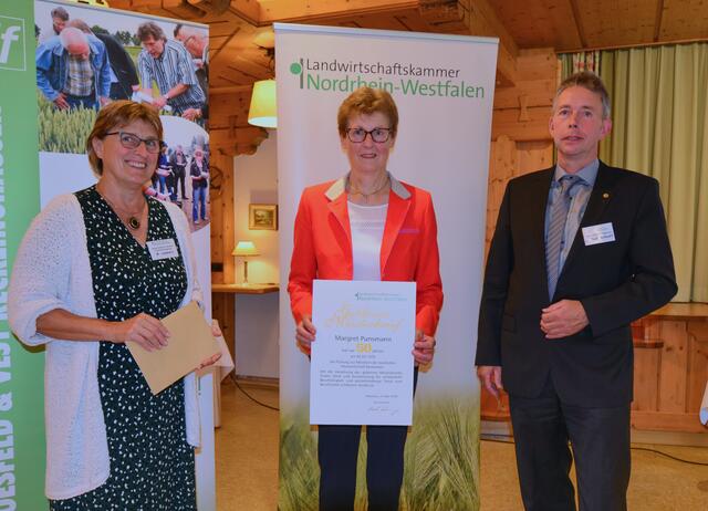 Foto von links nach rechts: Marianne Lammers (Geschäftsführerin der Kreisstelle Coesfeld/Recklinghausen), Margret Punsmann (Haltern am See) und Georg Schulte Althoff (Kreislandwirt Recklinghausen).
