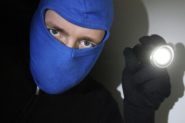 Diebe schnitten in der Nacht mit einer Flex einen Katalysator von einem Auto in Selm.
