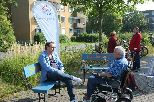 Scharnhorsts Bezirksbürgermeister Heinz Gollnick (l.) nahm auf der blauen Plauderbank Platz, um sich mit interessierten Bürgern zu unterhalten.