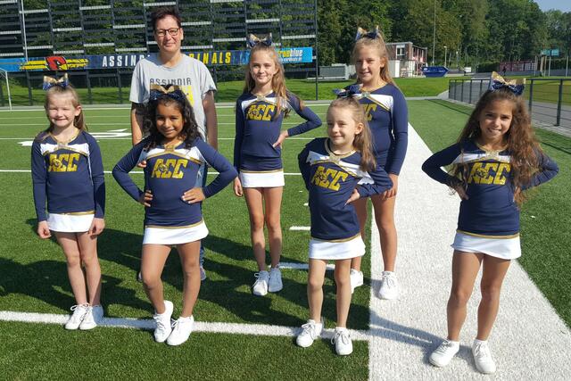 Cardinals-Cheerleading-Abteilungsleiterin Kirsten Wolsing im Kreise ihrer Peewees.
Foto: Henschke 
