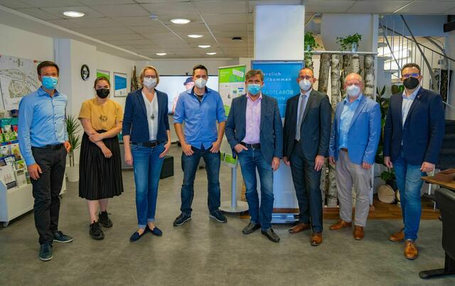 Bei der Eröffnung des Stadtlabors waren Bürgermeister Michale Joithe und weitere Zuständige anwesend.
Foto: Stadt Iserlohn