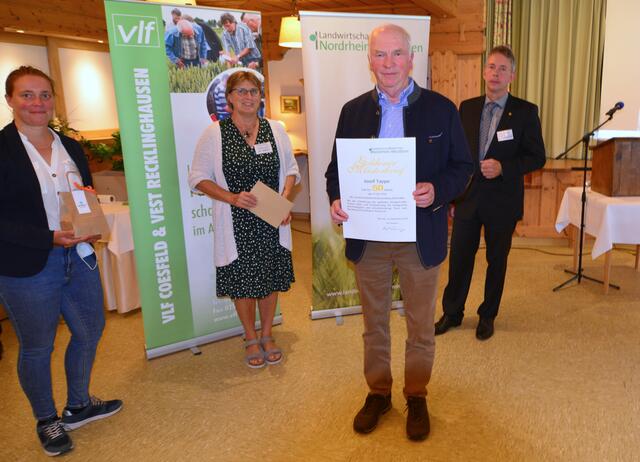 Foto von links nach rechts: Julia Liebetanz (Geschäftsführerin VlF Coesfeld/Vest Recklinghausen/Ruhr-Lippe) Marianne Lammers (Geschäftsführerin der Kreisstelle Coesfeld/Recklinghausen), Josef Tappe( Haltern am See) und Georg Schulte Althoff (Kreislandwirt Recklinghausen).
