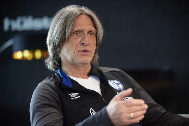 Der Cheftrainer der U19 des FC Schalke 04, Norbert Elgert, spricht in Dorsten über Werte, Regeln und Teamgeist.
