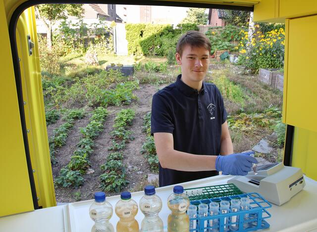 Mitglieder des VSR-Gewässerschutz e.V. untersuchen Brunnenwasser auf dem Platz der Deutschen Einheit.