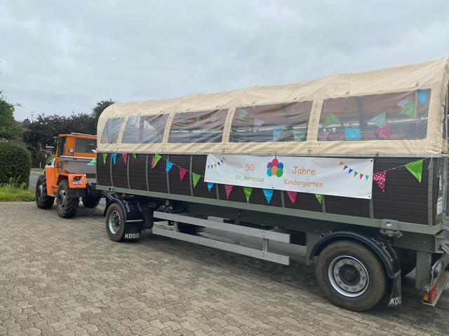 Am Mittwoch, 1. September 2021, stand der große Planwagen vor dem Kindergarten St. Antonius und ließ die Kinderaugen strahlen.