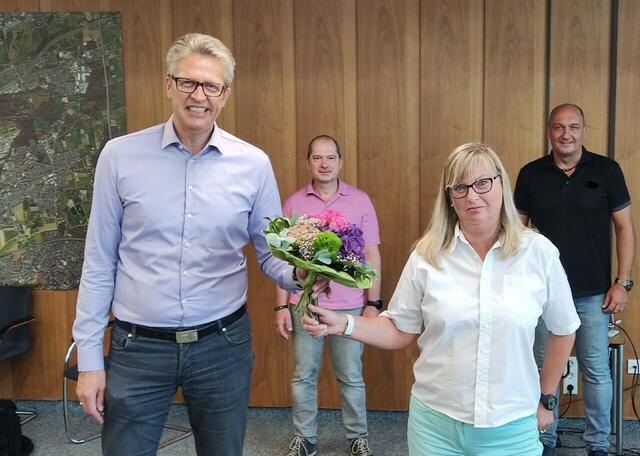 Bürgermeister Bernd Schäfer bedankt sich bei Birgit Osterwald. Im Hintergrund: Michael Hoffmann und Thomas Hartl | Foto: Stadt Bergkamen