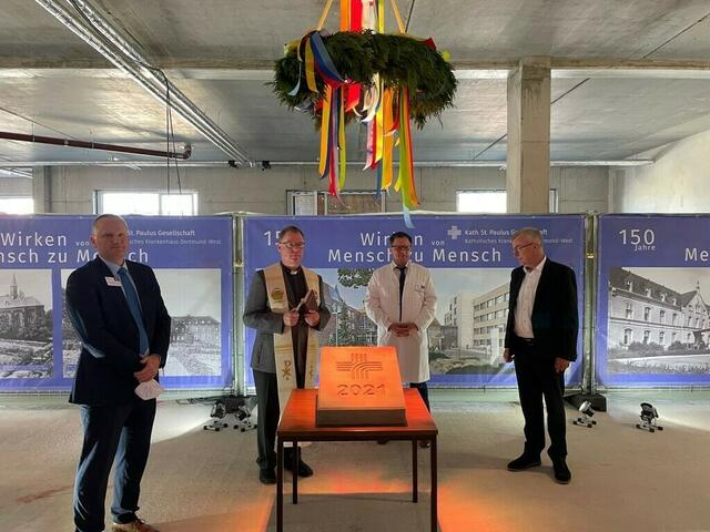 Freuen sich über die Segnung der neuen Räumlichkeiten: (v.l.) Axel Westermann, Pfarrer Michael Ortmann, Dr. Ralf Kötter und Clemens Galuschka.