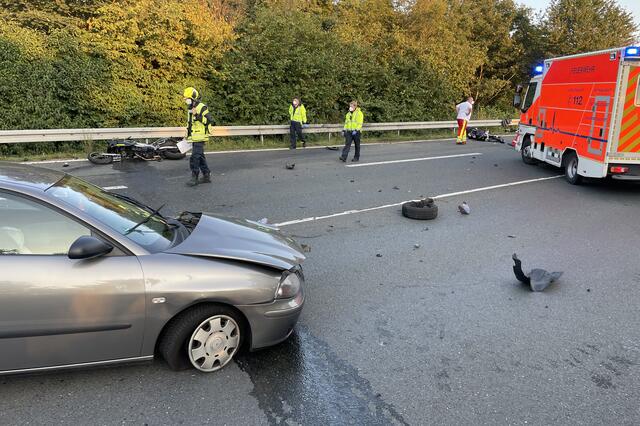Alle drei Fahrzeuge wurden erheblich beschädigt. Die Hervester Straße wurde für die Dauer der Unfallaufnahme für den Fahrzeugverkehr gesperrt.