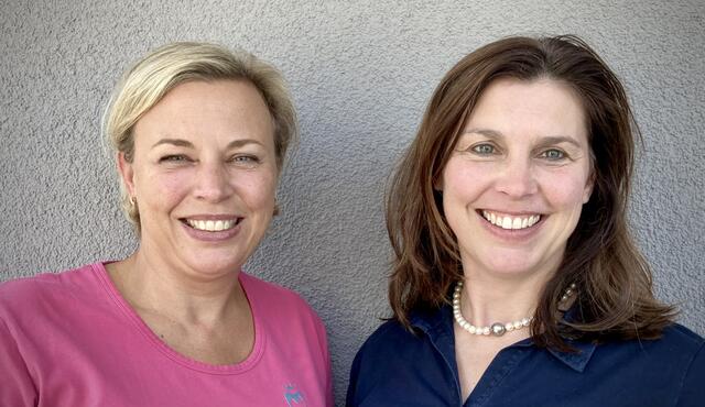 Für die Vorsitzenden der Vereinigung Dorstener Zahnärzte Dr. Janina Surholt (links) und Dr. Swantje Engels ist die neue PAR-Behandlung ein großer Fortschritt für alle Patientengruppen.