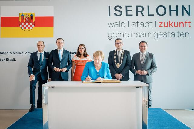 Angela Merkel trug sich ins "Goldene Buch" der Stadt Iserlohn ein. Foto: Steffen Böttcher