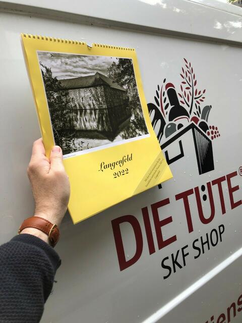 Mit dem neuen Langenfeld-Kalender 2022 wird "Die Tüte®" (Sozialdienst katholischer Frauen Langenfeld) unterstützt, denn für jeden verkauften Kalender fließt 1 Euro in den Lebensmittelshop.