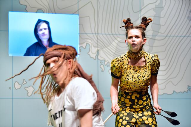 Giraffen, Löwen und Elefanten stürmen am Dienstag, 5. Oktober, um 16 Uhr, die Bühne der St. Ursula-Realschul-Aula am Nonnenkamp. Sie versammeln sich alle zur „Konferenz der Tiere“, dem Theaterstück, das das Westfälische Landestheater Castrop-Rauxel nach der klassischen Buchvorlage von Erich Kästner für Kinder ab 6 Jahren inszeniert hat.
