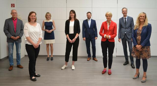 25-jähriges Dienstjubiläum bei der Bezirksregierung Münster: (v.l.) Schwerbehindertenvertrauensmann Gerd Bisschoff, Alexa Große-Heidermann, Personalratsvorsitzende Gudrun Hüttermann, Melanie Schüler, Personaldezernent Michael Schwenk, Regierungspräsidentin Dorothee Feller, Regierungsvizepräsident Dr. Ansgar Scheipers und Eva Glätzer. | Foto: Bezirksregierung Münster