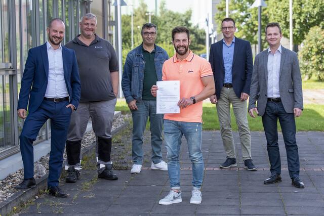 Mohammad Eid Krouma hat es geschafft: Mit viel Fleiß, Ehrgeiz und Teamgeist hat er seine Ausbildung bei thyssenkrupp Steel in Bochum als einer der drei Besten abgeschlossen. Jetzt erhielt der 24-jährige Industriemechaniker seinen unbefristeten Arbeitsvertrag.