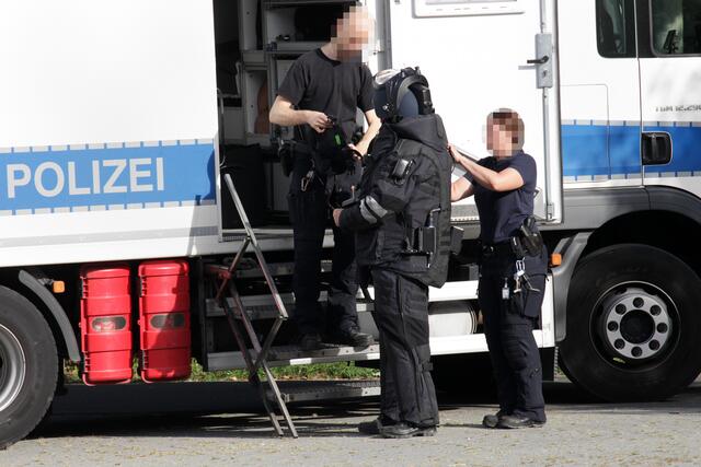 Ein Polizist in Schutzkleidung brachte den Sprengsatz ins Freie. | Foto: Magalski