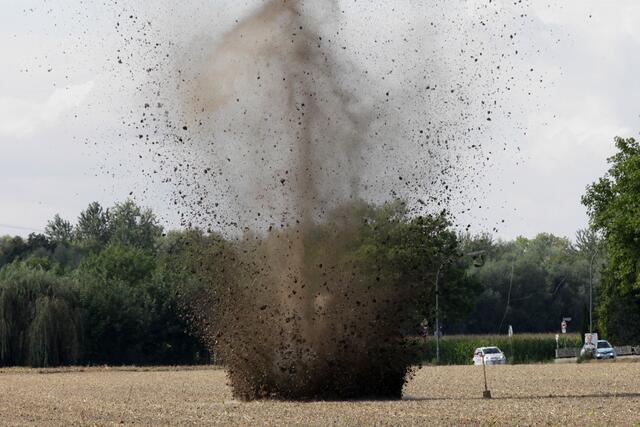 Den Sprengstoff brachten Entschärfer der Polizei auf einem Feld zur Explosion. | Foto: Magalski
