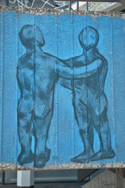 Fertig ...
.... Sie wollen eine Verbindung herstellen. Nicht als Liebespaar sondern darum, nicht alleine zu sein. Zusammen mit jemandem zu sein und evtl. mit ihm zusammen zu arbeiten.

Complete ...
.... you want to establish a connection. Not as lovers but about not being alone. To be with someone and possibly work with them.
 | Foto: Samara Blue Urbex Art