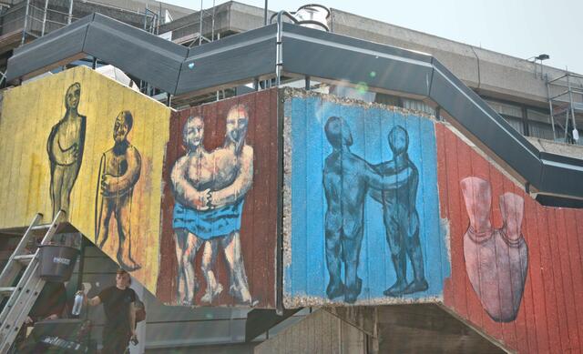 2. Maltag
Die Farben nicht akkurat bis an den Rand des Bildes aufgetragen geben dem Kunstwerk eine leichte "used" Note, die ich als harmonische und passend für diesen Ort wahrnehme.

2nd painting day
The colors not applied accurately to the edge of the picture give the work of art a slight "used" note, which I perceive as harmonious and suitable for this location.
 | Foto: Samara Blue Urbex Art