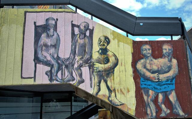 Fertig ...
... und wunderschön. Doch was möchte die Künstlerin, die von sich sagt, dass sie eigentlich keinem speziellen Stil folgt, aber auf Expressionismus steht, mir ihrem Bild sagen? Nach eignen Aussagen geht sie von keiner greifbaren Idee aus, sondern legt Wert auf Entwicklung.

Complete ...
... and beautiful. But what does the artist, who says of herself that she doesn't actually follow a particular style, but likes expressionism, want to tell me about her picture? According to her own statements, she does not start from a tangible idea, but attaches importance to development. | Foto: Samara Blue Urbex Art