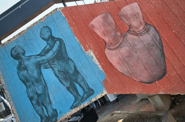 2. Maltag
Es ist nicht einfach, das Bild ganzheitlich zu erfassen, also spiele ich mit Perspektiven, Richtungen und Ausschnitten. Die erdigen und doch kräftigen Farben harmonieren mit der rauen Oberfläche des Sichtbetons.

2nd painting day
It's not easy to grasp the picture holistically, so I play with perspectives, directions and sections. The earthy yet strong colors harmonize with the rough surface of the exposed concrete.
 | Foto: Samara Blue Urbex Art