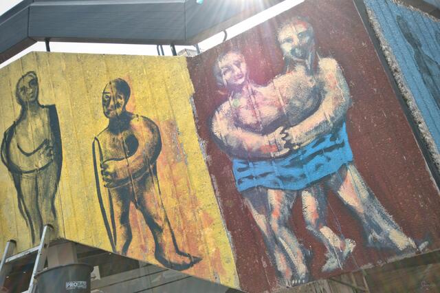 2. Maltag
Heute sieht man, dass die Künstlerin den Treppenaufgang in geometrisch abgestimmte Teile aufgeteilt hat und jeden dieser Teile farblich unterschiedlich gestaltet hat. Gestaltet mit immer 2 Dingen, 2 Personen...

2nd painting day
Today you can see that the artist divided the staircase into geometrically coordinated parts and designed each of these parts differently in terms of color. Designed with always 2 things, 2 people ... | Foto: Samara Blue Urbex Art