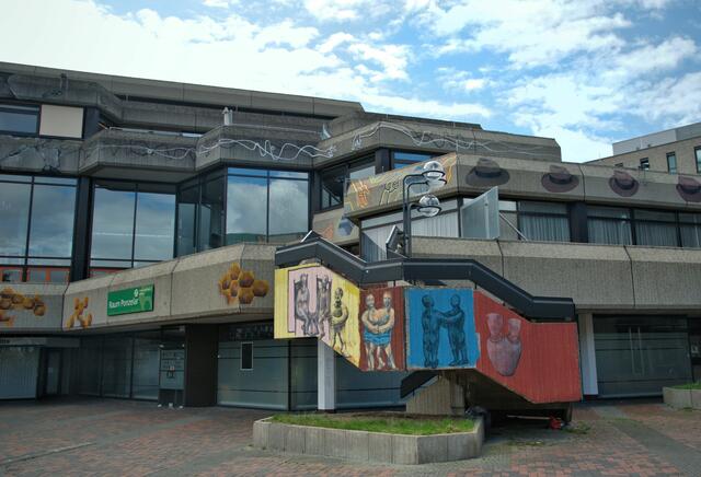 Fertig ...
... ja, fertig ist das Bild. Aber die Überlegung, was es bedeutet, dauert noch an. Es spricht von Achtsamkeit, Rücksichtnahme und gegenseitigem Respekt. Werte, die in der heutigen Zeit ob ihrer Seltenheit immer wertvoller werden.
Ein kleines Bild? Ja, aber es transportiert ein großes Herz und eine tiefe Bedeutung ...

Complete ...
... yes, the picture is ready. But the deliberation of what it means is still going on. It speaks of mindfulness, consideration and mutual respect. Values ​​that are becoming more and more valuable today due to their rarity.
A little picture? Yes, but it conveys a big heart and a deep meaning ... | Foto: Samara Blue Urbex Art