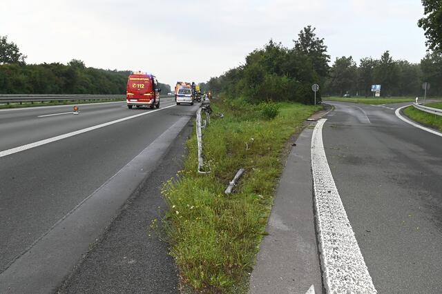Am frühen Sonntagmorgen (12. September 2021) kam es auf der A 31 bei Lembeck zu einem schweren Verkehrsunfall. | Foto: Bludau