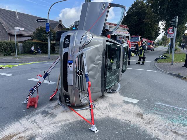 Im Lembecker Dorfkern hat sich heute ein Unfall auf der Kreuzung Rhader-, Rekener-, Lippramsdorfer und Wulfener Straße ereignet. Dabei kippte das Fahrzeug einer Seniorin auf die Seite.
 | Foto: Bludau