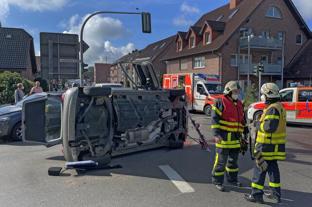 Im Lembecker Dorfkern hat sich heute ein Unfall auf der Kreuzung Rhader-, Rekener-, Lippramsdorfer und Wulfener Straße ereignet. Dabei kippte das Fahrzeug einer Seniorin auf die Seite.
 | Foto: Bludau