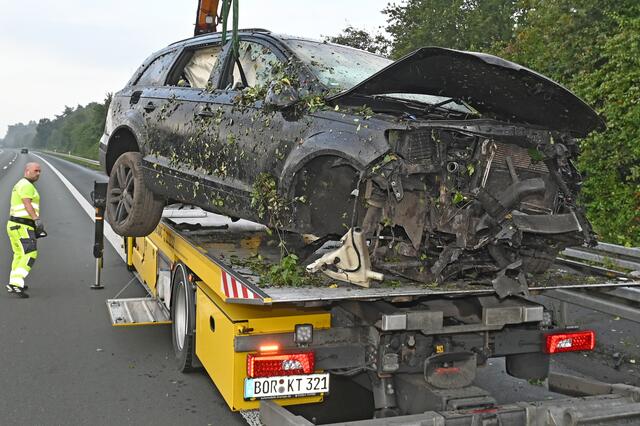 Am frühen Sonntagmorgen (12. September 2021) kam es auf der A 31 bei Lembeck zu einem schweren Verkehrsunfall. | Foto: Bludau
