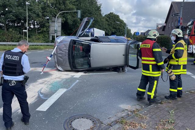 Im Lembecker Dorfkern hat sich heute ein Unfall auf der Kreuzung Rhader-, Rekener-, Lippramsdorfer und Wulfener Straße ereignet. Dabei kippte das Fahrzeug einer Seniorin auf die Seite.
 | Foto: Bludau