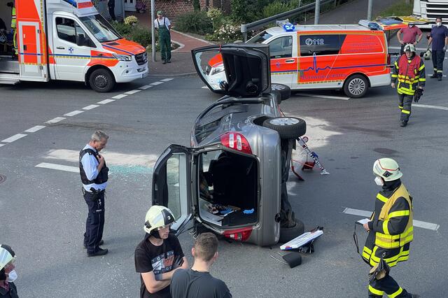 Im Lembecker Dorfkern hat sich heute ein Unfall auf der Kreuzung Rhader-, Rekener-, Lippramsdorfer und Wulfener Straße ereignet. Dabei kippte das Fahrzeug einer Seniorin auf die Seite.
 | Foto: Bludau