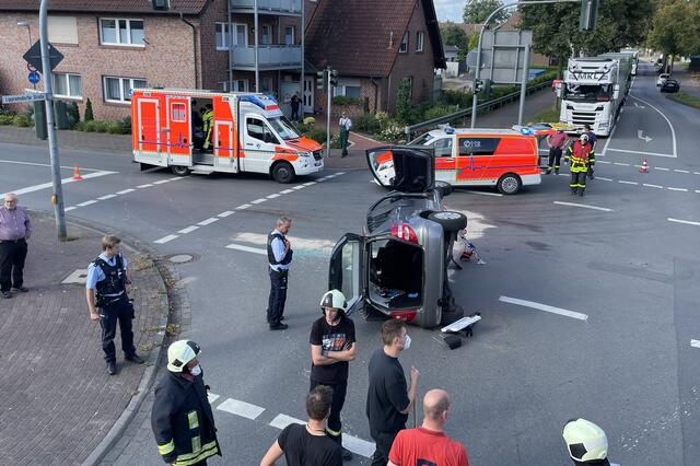 Im Lembecker Dorfkern hat sich heute ein Unfall auf der Kreuzung Rhader-, Rekener-, Lippramsdorfer und Wulfener Straße ereignet. Dabei kippte das Fahrzeug einer Seniorin auf die Seite.
 | Foto: Bludau