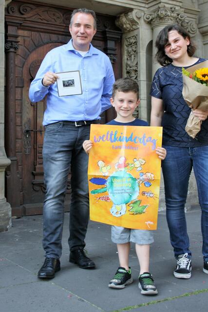 Jannik freut sich natürlich, das sein Bild das Rennen gemacht hat. Seine Eltern sind mächtig stolz auf den kleinen Künstler.