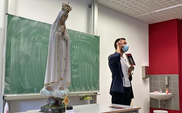 Referent Maximilian Folda aus St. Marien Obereving gemeinsam mit der Fatima-Madonna im Bild sprach über über das Thema „Fatima – Wallfahrtsort und Marienerscheinung“.