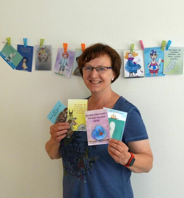 Ilona Betker malt Mutmach-Karten. | Foto: LWL / Seifert