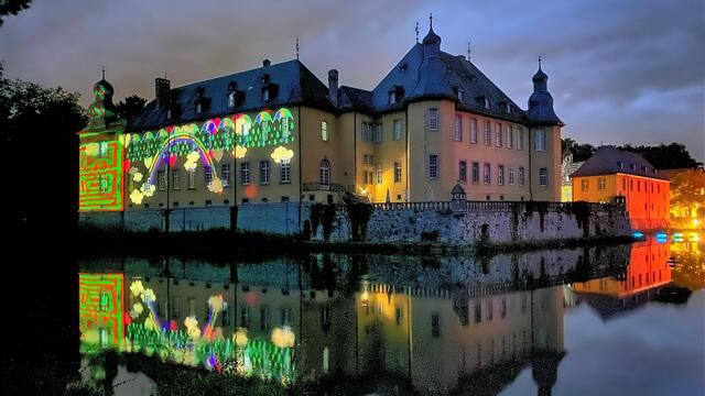 Lichtspiel an der Fassade des Hochschlosses