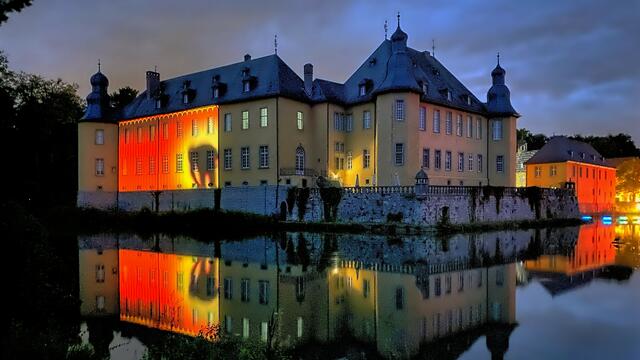 Lichtspiel an der Fassade des Hochschlosses